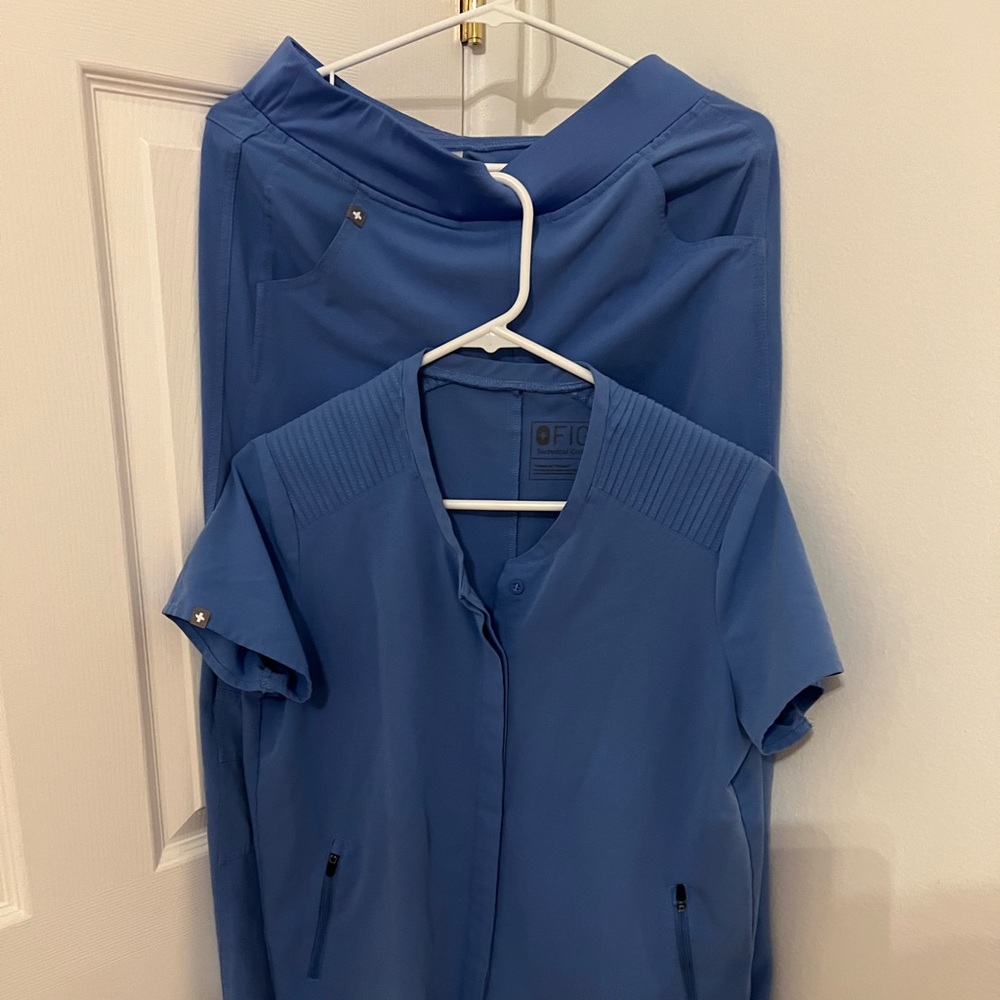 ❣️Final sale Figs scrubs set ceil blue ❣️